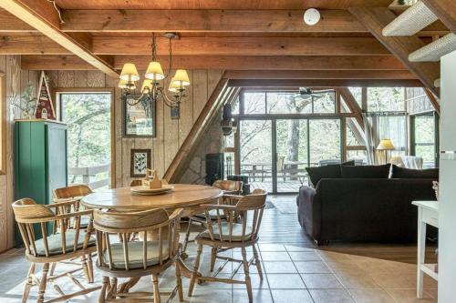 Acorn Lake Lodge On Lake Aspen in Innsbrook, USA