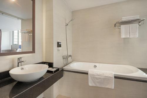 Executive Sea View with Balcony and Bathtub image 4