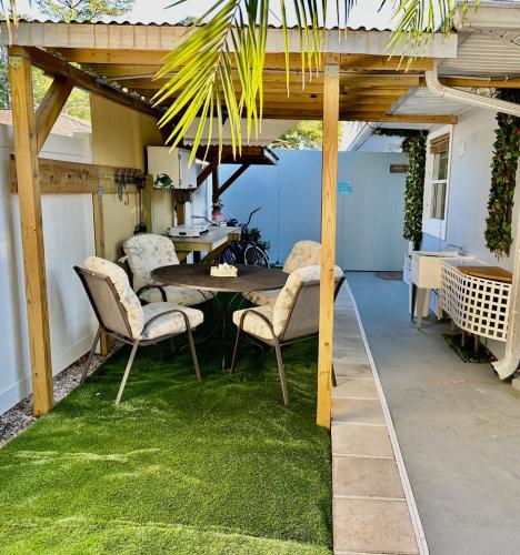 Studio Apartment 5 minutes from beach in St Petersburg, USA