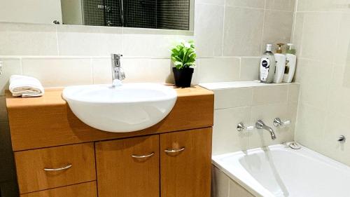 Ausmine Carrington Apartment - image 12