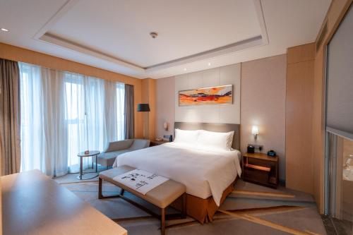 ホリデイ・イン蘇州フイロン プラザ by IHG (苏州汇融广场假日酒店)1 King Bed 1 Bedroom Suite Living Area
