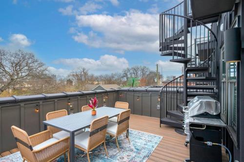 Roof Deck Grill VIEWS 2 Miles from Broadway in Nashville, USA