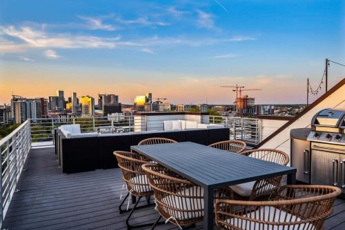 Walk to Gulch Rooftop Deck Views in Nashville, USA