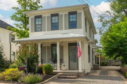 Five Block Walk From Historical Downtown Franklin in Franklin, USA