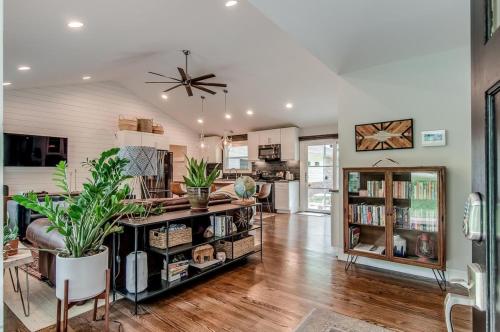 Spacious Modern Ranch 5 Miles to Downtown in Nashville, USA