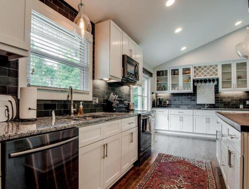 Spacious Modern Ranch 5 Miles to Downtown in Nashville, USA