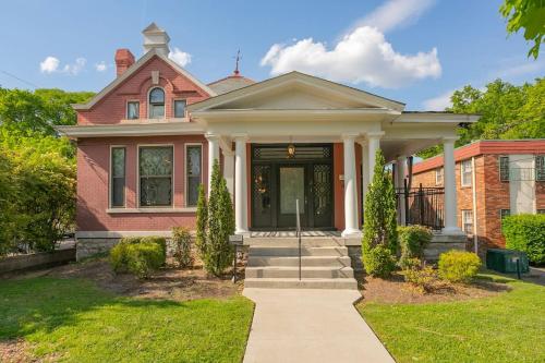 Historic Jewel Walk to Eats & Shops in Nashville, USA