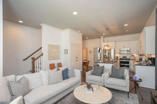 Spacious w Bar & Pool Table & Garage Near Belmont in Nashville, USA