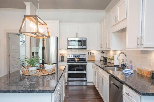 Spacious w Bar & Pool Table & Garage Near Belmont in Nashville, USA