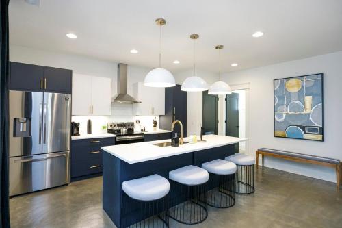 Elegant Space Walk to Belmont & Hillsboro Village in Nashville, USA