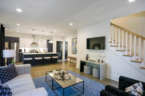 Elegant Space Walk to Belmont & Hillsboro Village in Nashville, USA