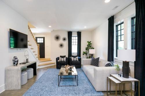 Elegant Space Walk to Belmont & Hillsboro Village in Nashville, USA