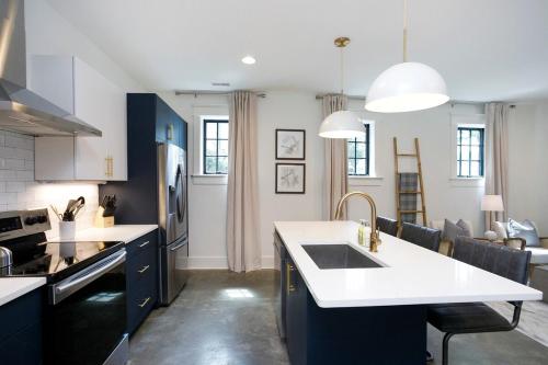Upscale Stay Walk to Hillsboro Village or Belmont in Nashville, USA