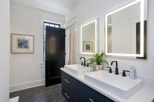 Upscale Stay Walk to Hillsboro Village or Belmont in Nashville, USA