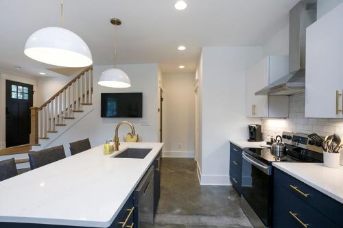 Upscale Stay Walk to Hillsboro Village or Belmont in Nashville, USA