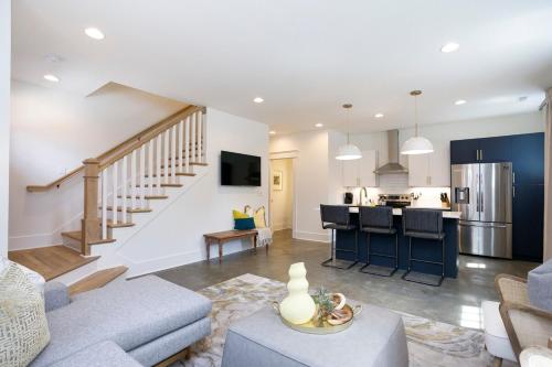 Upscale Stay Walk to Hillsboro Village or Belmont in Nashville, USA