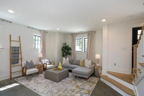 Upscale Stay Walk to Hillsboro Village or Belmont in Nashville, USA