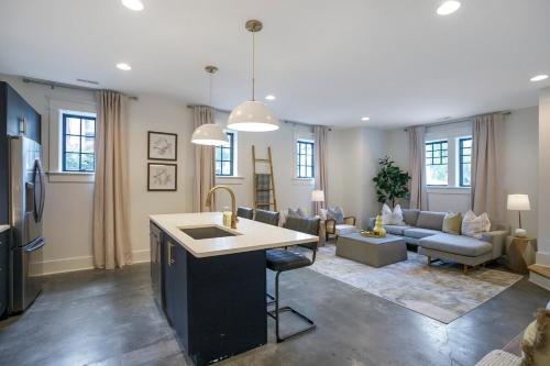 Upscale Stay Walk to Hillsboro Village or Belmont in Nashville, USA