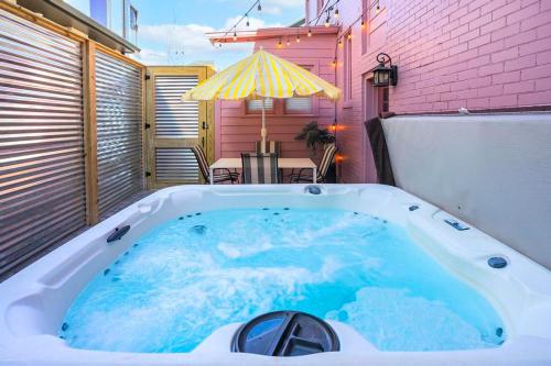 HotTub at The Pink House Walk to Coffee Food Bars in Nashville, USA