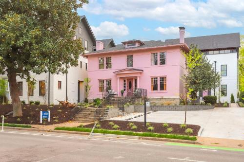 HotTub at The Pink House Walk to Coffee Food Bars in Nashville, USA