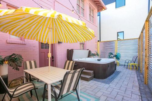 HotTub at The Pink House Walk to Coffee Food Bars in Nashville, USA