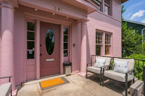 HotTub at The Pink House Walk to Coffee Food Bars in Nashville, USA