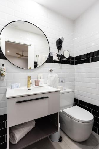 Economy Triple Room with Interior Patio View image 7