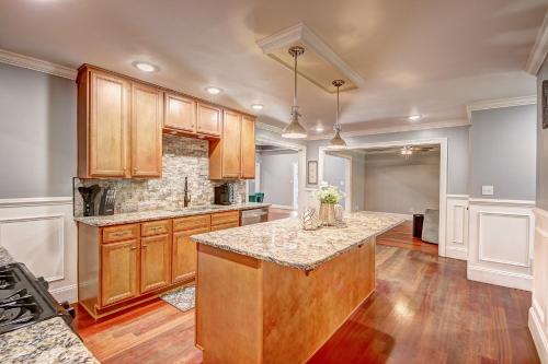 Hideaway Pool Retreat 18 miles from downtown Atlanta in South Fulton