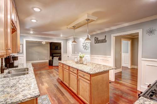 Hideaway Pool Retreat 18 miles from downtown Atlanta in South Fulton