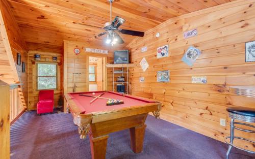 Hugs N Kisses Pool Table Hot Tub Pool Table Community Pool Close to Downtown Gatlinburg - main image