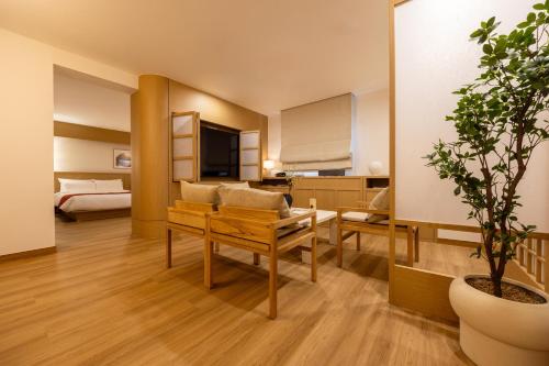 room detail thumbnail 1