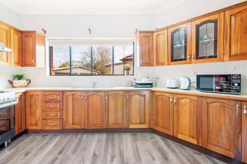 Cozy Double Room - Mins to Station & Olympic Park - Shared Bathroom in Bankstown
