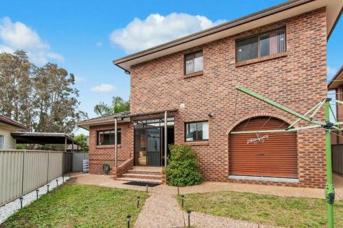 Cozy Double Room - Mins to Station & Olympic Park - Shared Bathroom in Bankstown