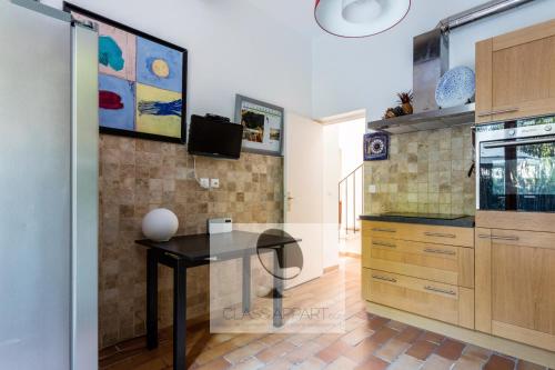 Kitchen, Maison avec clim, jardin et parking Aiguelongue in Saint-Eloi