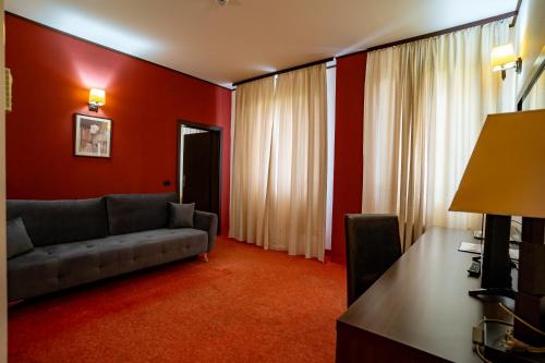 1 king bed, 1 sofa bed