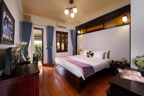 King Room with Balcony