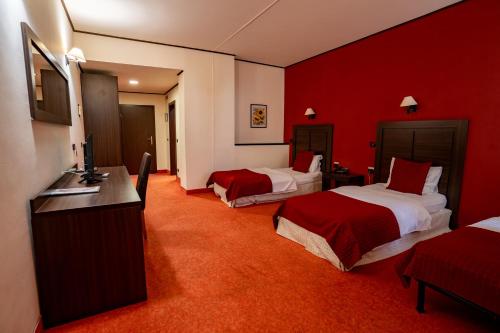 3 twin beds
