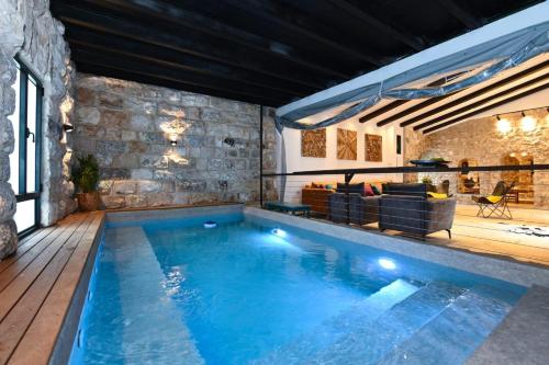Piscina, קונפיטה - וילה מהממת עם בריכה מחוממת מקורה בעיר העתיקה צפת in Safed