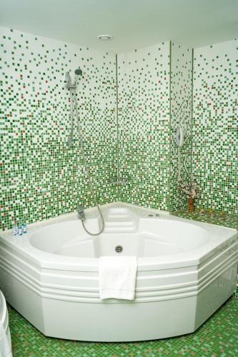 حمام, فندق أكوا (Aqua Hotel) in بورجاس