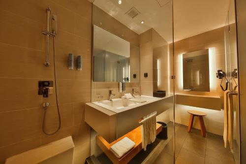Deluxe Room image 2