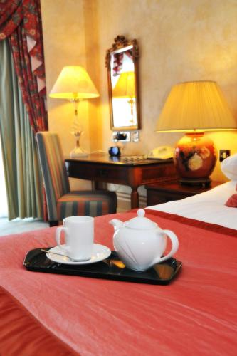 Swindon Blunsdon House Hotel, BW Premier Collection Room Type - Executive Family Room (2 adults + 2 children under 12yrs)