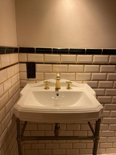 La Petite Fort Art Deco Apartment In Brussels - image 6