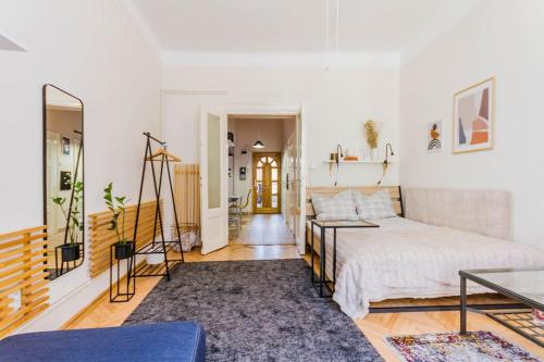 Sunny Bright, centrally located, AC balcony by NW