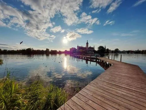 zentrale Ferienwohnung - direkt am See und in Schlossnähe in Schwerin, Deutschland
