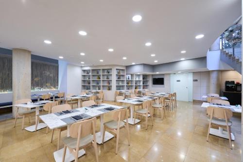 Hesperia Barcelona Ramblas - image 9