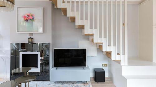 Pocket Full of Pearls 1 Bedroom Duplex Penthouse - image 3