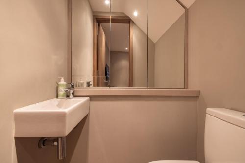 Sunny in Chelsea - Luxurious 3 Bedroom Chelsea Home - image 11