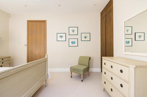 Sunny in Chelsea - Luxurious 3 Bedroom Chelsea Home - image 3