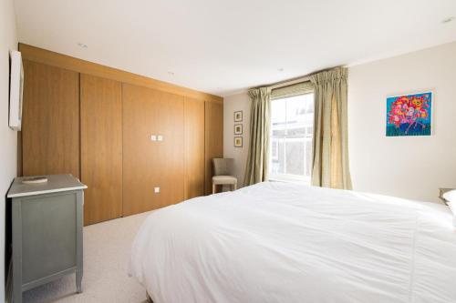 Sunny in Chelsea - Luxurious 3 Bedroom Chelsea Home - main image
