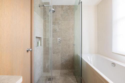 Sunny in Chelsea - Luxurious 3 Bedroom Chelsea Home - image 8